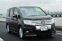 スパーダのフロントマスク。専用グリルで押し出し感を高めた。