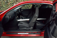 室内を縦断するセンタートンネルが“スポーツ”を暗示する。ここには、「ハイマウントバックボーンフレーム」が通り、前後のメインフレームを結んでいる。RX-8は、太い背骨をもつわけだ。
    
    