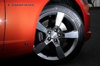 タイヤは、前245/45R20／後275/40R20。「SS RS」にはポリッシュアルミホイールが装着される。