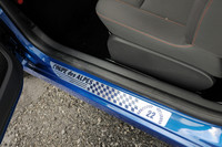 サイドシルには、専用のデカールが貼られる。