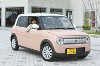 「コフレピンクパールメタリック」の「アルトラパンX」と筆者。
    