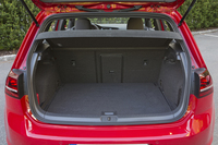 カーゴスペースの容量は380リッター。6：4分割可倒式リアシートをたためば最大で1270リッターまで広がる。
    