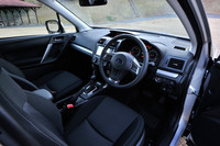 「2.0i-S EyeSight」の室内。死角の少ないピラー形状となっている。