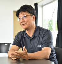 ＜プロフィール＞
	1985年入社。「カローラ」の設計室で17年間ボディー設計に携わる。2001年に「レクサスLS」の製品企画室に異動し「LS460」と「LS600h」を担当。その後、欧州向け商用車や3代目「プリウス」、「プリウスPHV」、4代目プリウスの開発責任者を務めた。