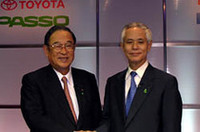 発表会の会場で並んで壇上にのぼった、トヨタ自動車の張富士夫社長（左）と、ダイハツ工業の山田隆哉社長
