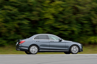 新型「Cクラス」のボディーサイズは従来型より一回り大きくなったものの、外板パネルにアルミを多く採用することで、軽量化が図られている。