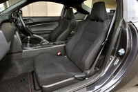 体を深く面で支える形状のフロントシート。リフターで上下40mm、スライド機構で前後240mmの調整が可能。