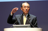 【写真上】「ステラ」【写真下】「軽自動車マーケットのおよそ60%を占めるハイトワゴン市場に、今回ステラという直球を投げ入れた」と語る、富士重工業の竹中恭二代表取締役社長。