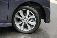 「ハイウェイスター ターボ」と「ハイウェイスターX Gパッケージ」に装備される15インチアルミホイール。同じ「ハイウェイスター」でも、「S」と「X」には一回り小さな14インチのアルミが装備される。
    