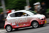 力走する、「スバルR1e」。今回のキャラバンには、クルマを提供したメーカーのほか、電力会社やカー用品店などが協賛、各所でイベント用施設を提供する。EVの充電もそれら施設内で行われる。
	 