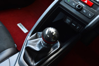 アルミニウムにカーボンを積層した「カーボンシフトノブ」は、1万2960円。テスト車には、シフトストロークの短い「クイックシフター」も組み込まれていた。