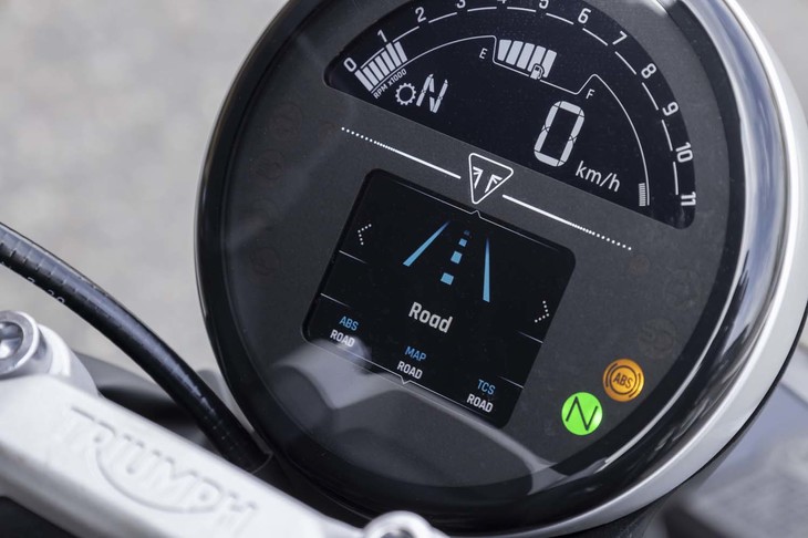 TFTカラーディスプレイを採用した計器盤。「トライデント660」には、電話の通話や音楽の再生、「GoPro」の操作などが可能になるコネクティビティ―システムが用意される。