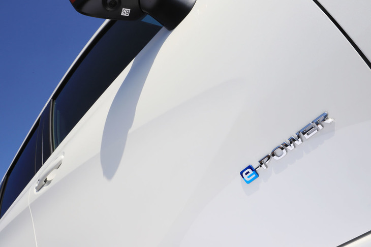 
	ボディーサイドに「e-POWER」のエンブレムを装着。
	