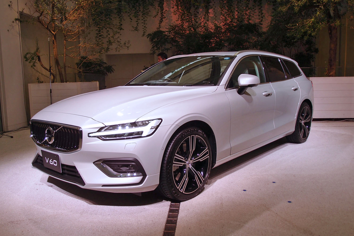 日本市場にはまず2リッター直4ターボモデル「T5」が導入され、2019年3月以降、出力の異なる2種類のプラグインハイブリッドモデルが追加される。