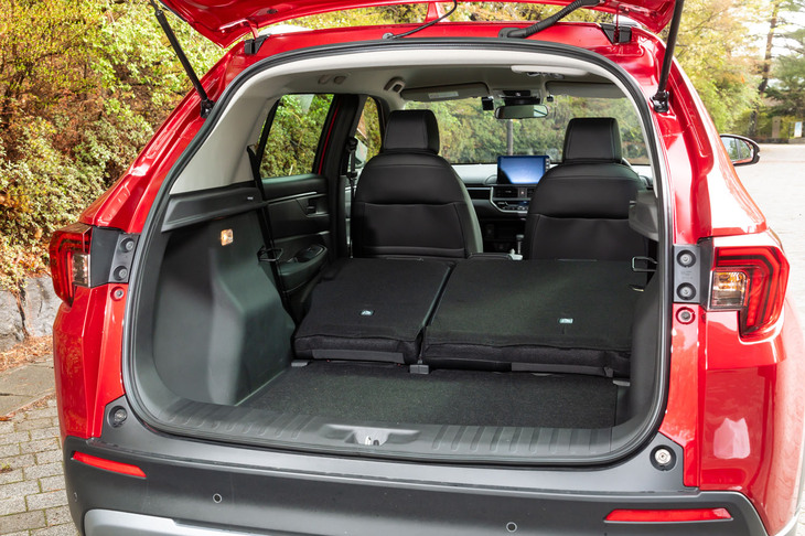 後席の背もたれを倒してみる。「ヴェゼル」とは違ってセンタータンクレイアウトのシャシーではないため、後席のダイブダウン／チップアップには対応していない。