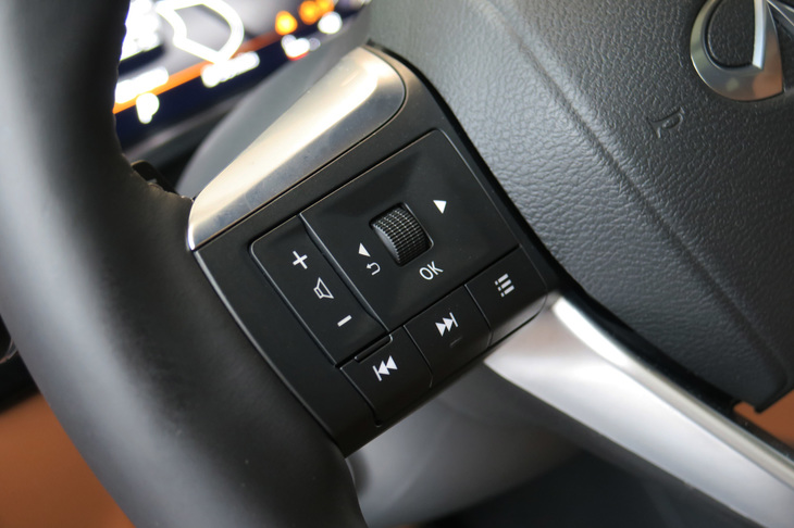 インフィニティQX60（ステアリングスイッチ）