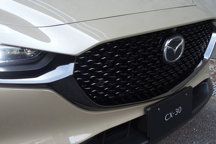 「CX-30レトロスポーツエディション」のフロントフェイス。ブラックメッキのシグネチャーウイングとグロスブラックのグリルでスポーティーに仕上げられる。