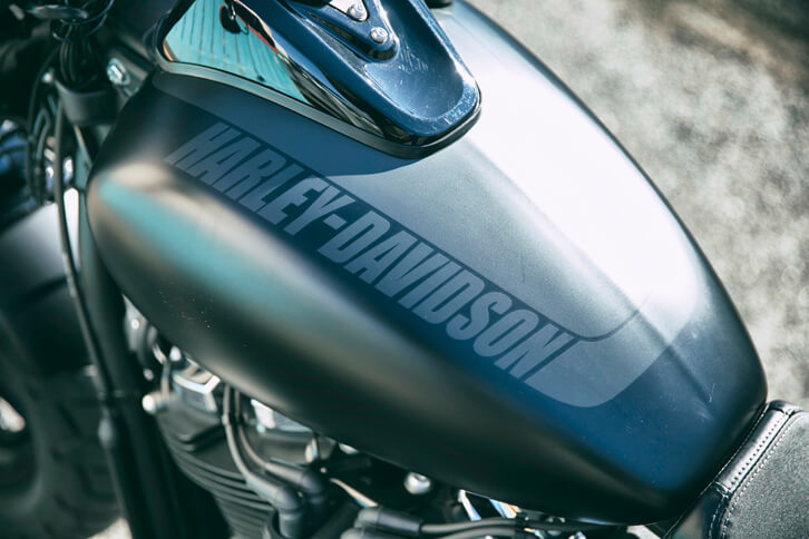 13.6リッターのフューエルタンクを飾る「HARLEY-DAVIDSON」の文字。ハーレーダビッドソンでは、毎年夏の終わりごろに、翌年のイヤーモデルを発表するのが通例となっている。