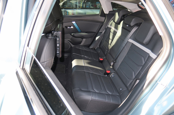 シトロエンE-C4エレクトリック（リアシート）