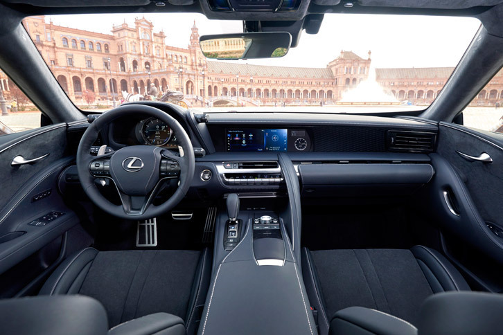 「LC500」のインストゥルメントパネルまわり。運転席側はコックピットライクな雰囲気を、助手席側は快適性や優雅さを重視した、左右非対称の設計となっている。