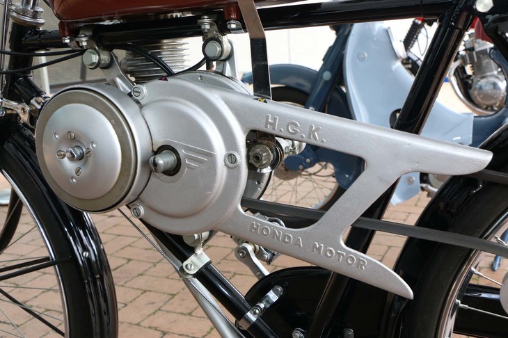 「A型」のベルトドライブ部に刻まれた「H・G・K」は、本田技研工業の頭文字をとったもの。軸部や駆動カバーのデザインは、ホンダ二輪の翼をモチーフにしたエンブレムのものを取り入れているようだ。