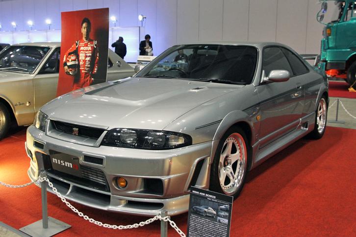 これも特別展示車両の「ニスモ400R」。「スカイラインGT-R（BNR33）」をベースにエンジンを2.8リッター化するなどして最高出力400psを発生するまでチューンしたコンプリートカー。99台限定販売の予定だったが、1200万円と高価なこともあって55台しか作られなかった。展示車両は、パネルが飾ってあるように、ニスモドライバー松田次生選手の個人所有車両。GT-Rマニアという松田選手はトークショーにも登壇、GT-Rへの熱い思いを語った。