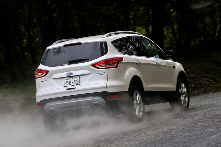 外観では前後のバンパーガードなどでSUVらしい力強さを表現。「トレンド」「タイタニアム」ともにルーフレールが標準装備される。