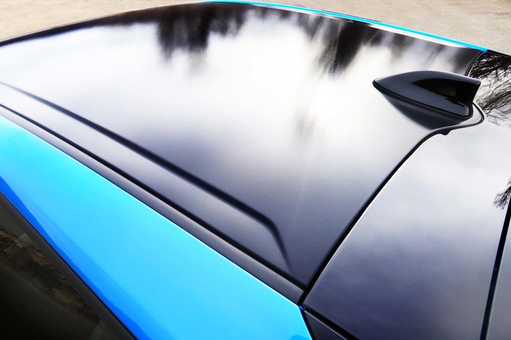 今回のテスト車のグレードは17インチのタイヤ＆ホイールやブラック塗装のリアバンパーなどを備えた「A“ツーリングセレクション”」。幾何学調のルーフフィルムは“ツーリングセレクション”のみに設定されるオプション装備（5万4000円）となる。