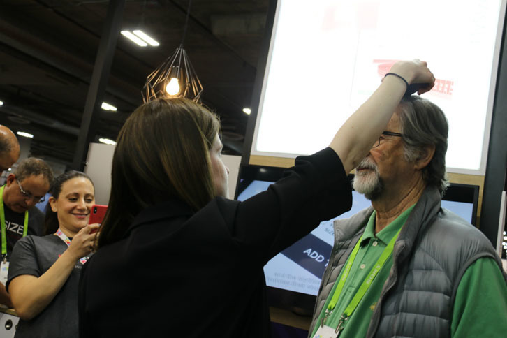 スマートフォンの加速度計やジャイロをサーバーとつなぎ、体のサイズを測定するアプリ「マイサイズ」。衣料通販の返品削減にも貢献する。イスラエル企業によるもの。