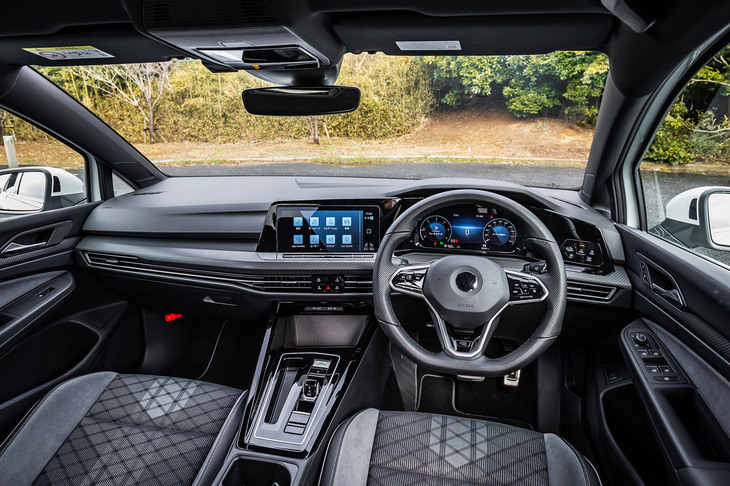 デジタル化が推進されたインストゥルメントパネルは、ハッチバック車と共通。今回の試乗車には19万8000円の有償オプション「“Discover Pro”パッケージ」と、同20万9000円の「テクノロジーパッケージ」が備わっていた。