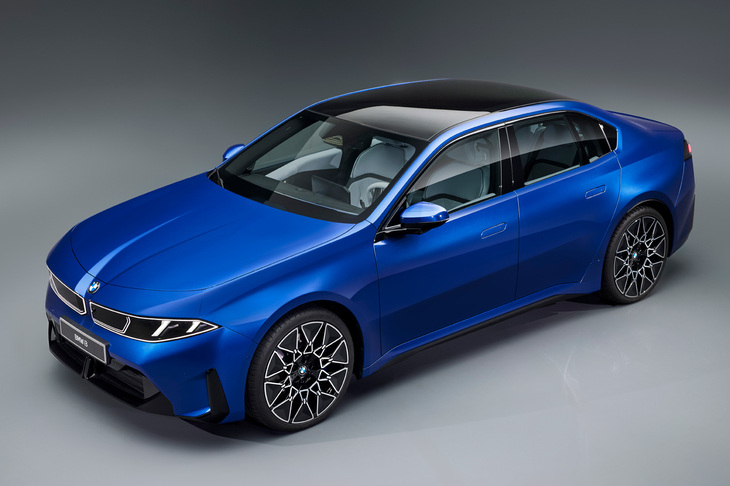 エクステリアデザインの基本は、守旧派のクルマ好きにもなじみのあるオーソドックスな3ボックスセダンのスタイル。同じ「i3」でも、前衛のカタマリだった初代とはまったく異なる。