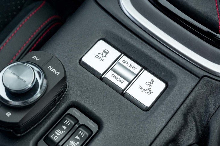 シフトセレクターの手前にはパワートレインモード切り替えスイッチのほか、トラクションコントロールとVSCのスイッチがレイアウトされる。VSCにはノーマルと完全オフに加えて「トラック」モードが用意される。