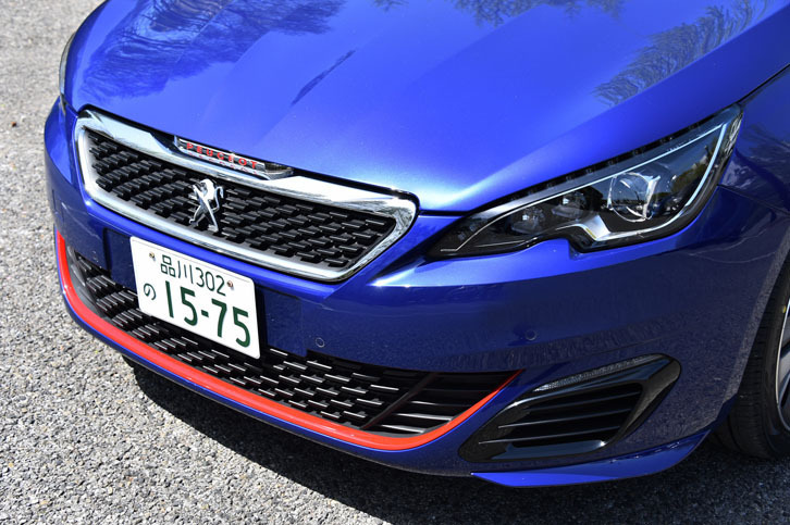 バンパー下部の赤いラインが目を引くフロントまわり。グリルのメッシュ部は、チェッカードフラッグをモチーフにデザインされている。