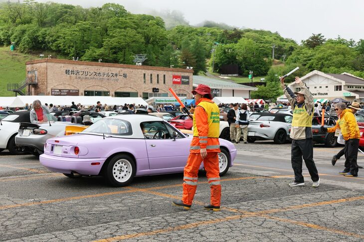 メイン会場となるスキー場への誘導を行っているスタッフも、参加者と同じ「ロードスター」のオーナーで、そのなかにはマツダ関係者も含まれる。ファンの熱量があればこそ、平成、令和と年号を越えて続くイベントとなっているのだ。