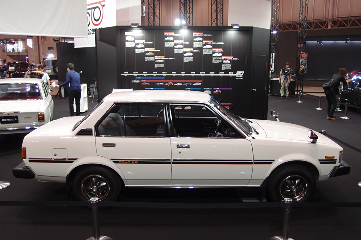 4代目となる「カローラ1600GT」。写真奥には、歴代カローラの系譜を示す年表が見える。