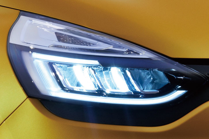 フルLED可されたヘッドランプと、それを取り囲むように設置されるCシェイプLED。