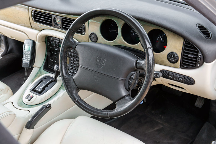 2001年式「XJ8」のインテリア。