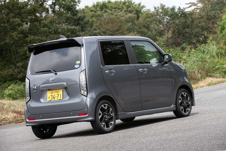 クリアータイプのリアコンビランプは「カスタム」専用装備となっている。