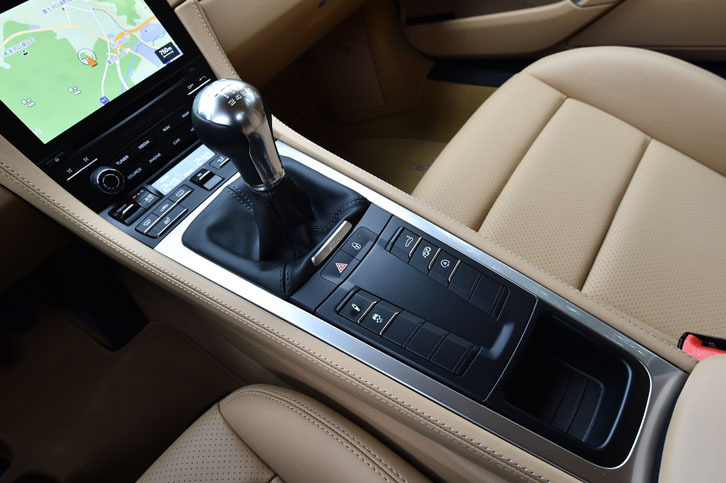 今回のテスト車は、車両本体価格619万円の6段MT仕様。このほかに、7段ATを搭載するモデル（671万4000円）もラインナップされる。