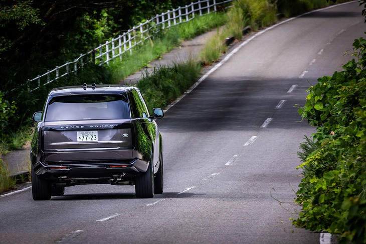 フラッシュドアハンドルの採用やウィンドウとピラーの段差を限りなくフラットにするなどで、風切り音を低減。エアロダイナミクスを向上させ、空気抵抗係数（Cd値）は0.30を実現している。最高速度250km/h、0-100km/h加速4.8秒を誇る。