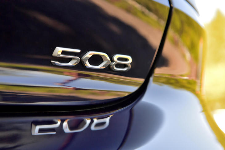 
	【プジョー508 GTラインのスペック】
	ボディーサイズ：全長×全幅×全高＝4750×1860×1420mm／ホイールベース：2800mm／車重：1540kg／駆動方式：FF／エンジン：1.6リッター直4 DOHC 16バルブ ターボ／トランスミッション：8段AT／最高出力：180ps（133kW）/5500rpm／最大トルク：250Nm（25.5kgm）/1650rpm／タイヤ：（前）235/45R18 98Y／（後）235/45R18 98Y（ミシュラン・パイロットスポーツ4）／燃費：14.1km/リッター（WLTCモード）、14.7km/リッター（JC08モード）／価格：459万円

	 

	【取材時の燃費データ】
	テスト距離：249.0km（市街地1：高速道路8：山岳路1）／使用燃料：23.2リッター（ハイオクガソリン）／参考燃費：10.7km/リッター（満タン法）／12.5km/リッター（車載燃費計計測値） 
	