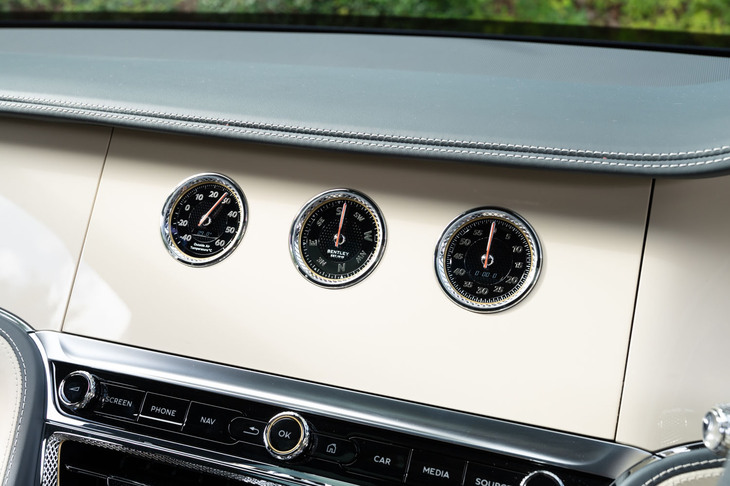 水温計、コンパス、ストップウオッチの3連メーターが姿を現す。エンジンオフ時には周囲と同じ「ピアノリネン」のパネルが表に出てくるぜいたくな機構だ。