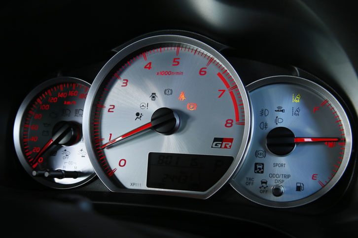 中央にエンジン回転計が据えられた、「ヴィッツGRスポーツ“GR”」の「シルバープレートアナログメーター」。
