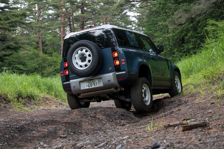 雨水が削ってできた溝にリアタイヤを落としてみる。ホイールトラベルの長さはさすが「ディフェンダー」だ。