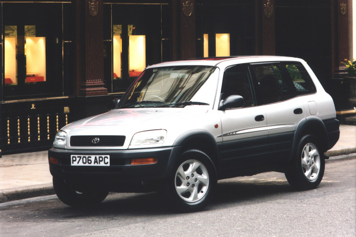 ボディーを410mm延長した5ドアモデル。日本では1995年に発売され、ファミリー層の顧客を大いに獲得していくこととなった。