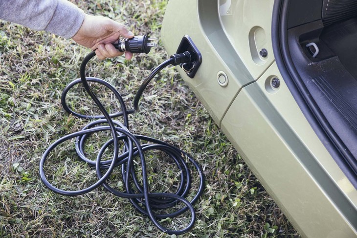 オートキャンプ場や店舗など、外部給電設備からの入力が可能になるキット（3万7400円）も用意される。付属するケーブルの長さは5m。