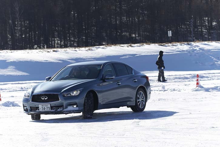 筆者が“場違い感”を覚えたというFRの「スカイライン200GT-tタイプP」。実際、ツルツルのスキッドパッド上をまともに走らせることはかなり難しく、多くの参加者がてこずっていた。試しにVDC機能をオフにしてみると、ほとんど前に進まなくなった。