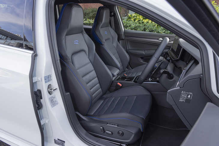 「アドバンス」以上のグレードは「R」専用のナッパレザーシートを装備。随所にカーボン調のテクスチャーがあしらわれる。