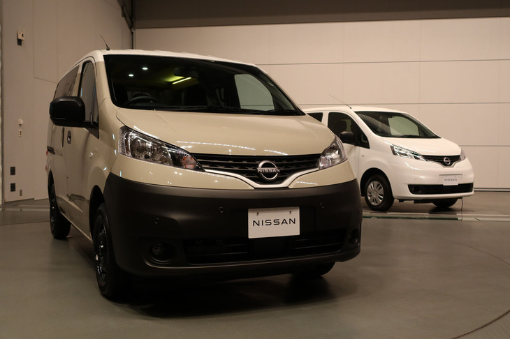 「日産NV200バネットMYROOM」（写真左）と、そのベースモデル「NV200バネット」（同右）。