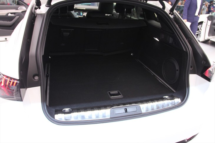 プジョー508SWハイブリッド